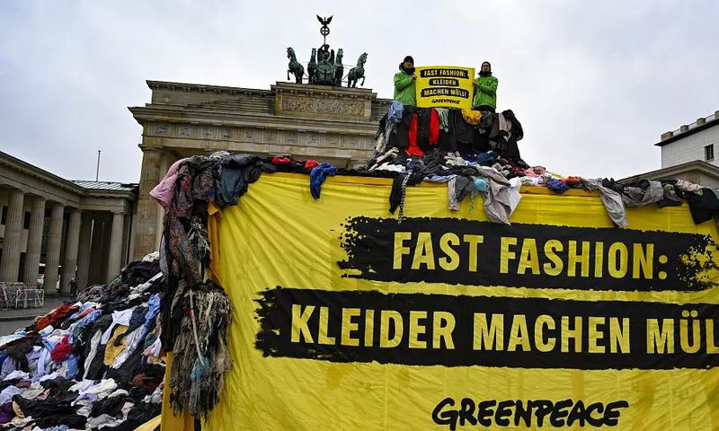 Greenpeace manifeste contre la pollution et l’écoblanchiment de l’industrie de la mode