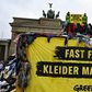 Greenpeace manifeste contre la pollution et l’écoblanchiment de l’industrie de la mode