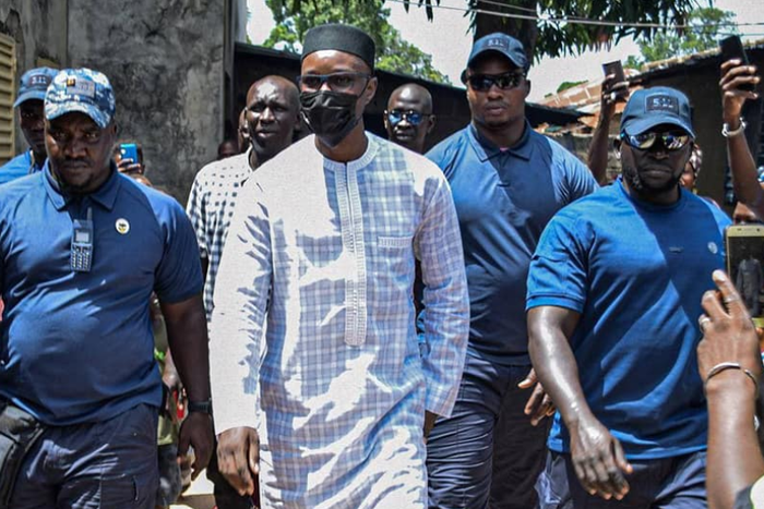 Ousmane Sonko avec ses gardes du corps