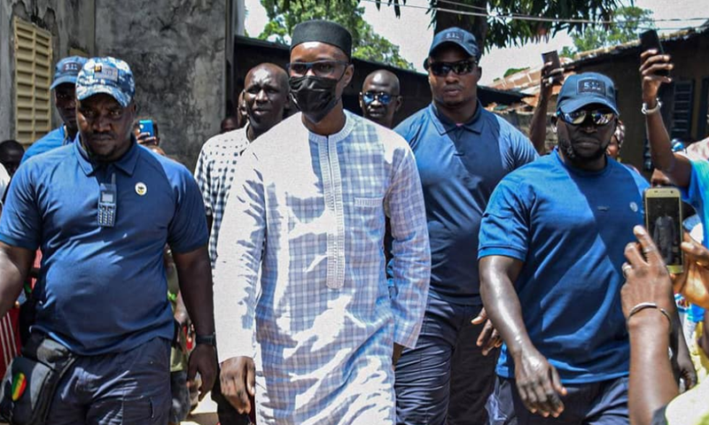 Ousmane Sonko avec ses gardes du corps