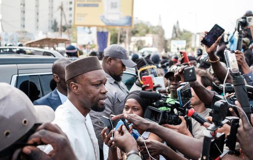 Ousmane Sonko s'adresse aux journalistes à Dakar, le 16 mars 2023 © AFP