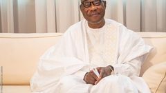 Boni Yayi, ex-Président béninois, chante et joue de la guitare