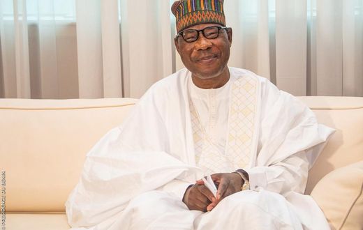 Boni Yayi, ex-Président béninois, chante et joue de la guitare