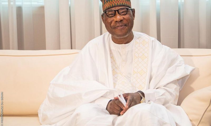 Boni Yayi, ex-Président béninois, chante et joue de la guitare