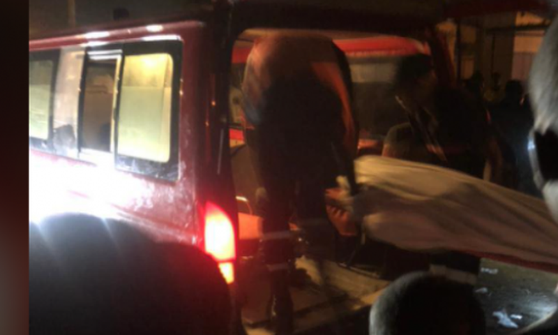 Les sapeurs pompiers transportant le corps sans vie de Nd Diop