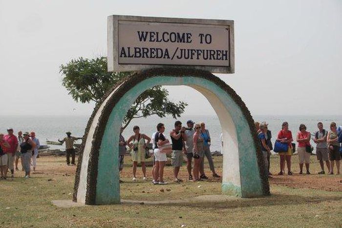 Place publique Albreda assiégée par des touristes