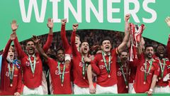 Les joueurs de Manchester United célèbrent leur victoire en Coupe de la Ligue anglais, le 26 février 2023. ALASTAIR GRANT / AP