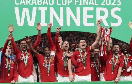 Les joueurs de Manchester United célèbrent leur victoire en Coupe de la Ligue anglais, le 26 février 2023. ALASTAIR GRANT / AP