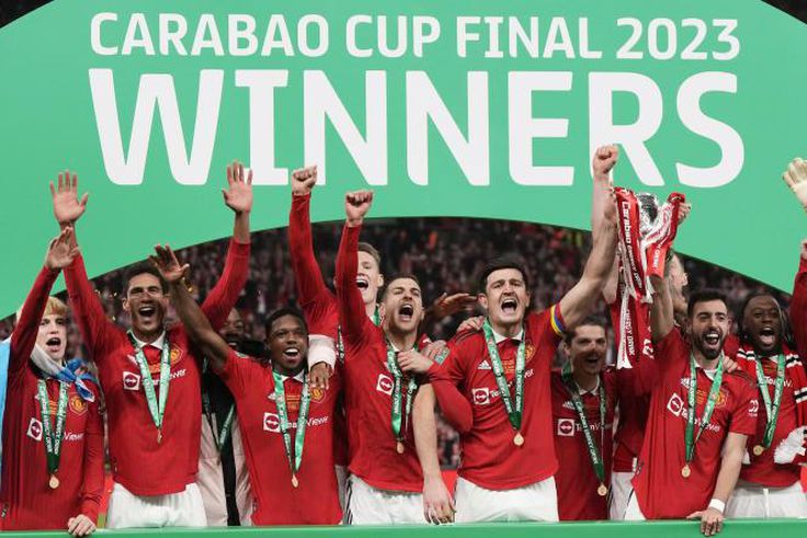 Les joueurs de Manchester United célèbrent leur victoire en Coupe de la Ligue anglais, le 26 février 2023. ALASTAIR GRANT / AP