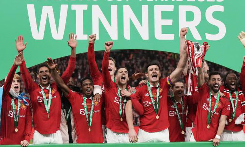 Les joueurs de Manchester United célèbrent leur victoire en Coupe de la Ligue anglais, le 26 février 2023. ALASTAIR GRANT / AP