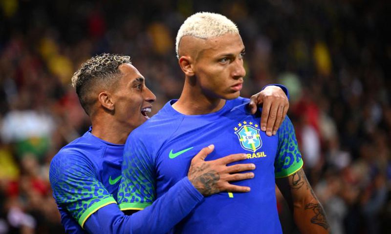 Le-joueur-richarlison-a-ete-visee-par-une-banane-au-parc-des-princes