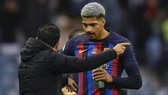 xavi-da-instrucciones-a-araujo-durante-un-partido-de-supercopa-con-el-barcelona--efe