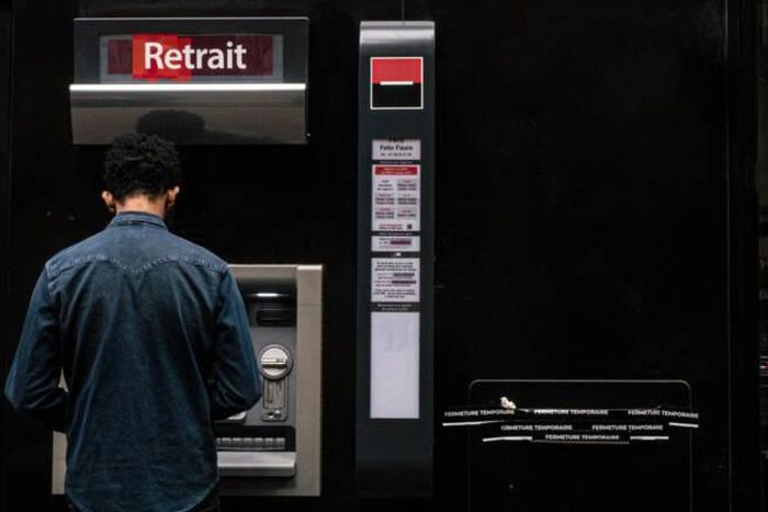 De simples ressortissants russes voient leurs virements bloqués par les banques en France