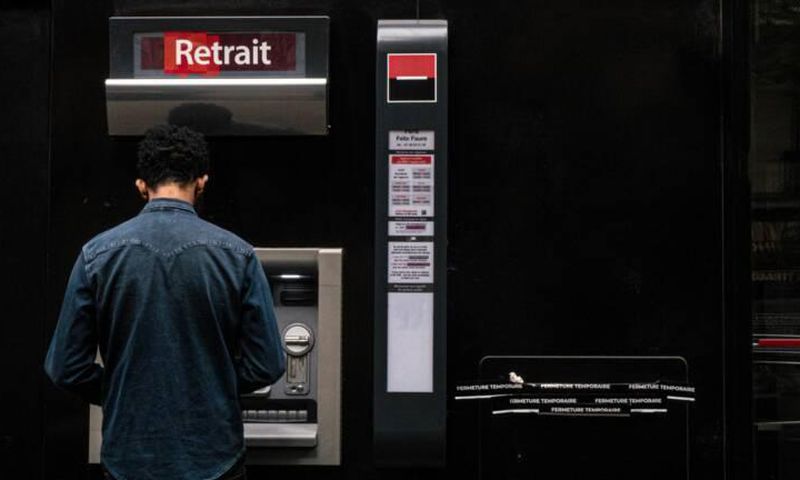 De simples ressortissants russes voient leurs virements bloqués par les banques en France
