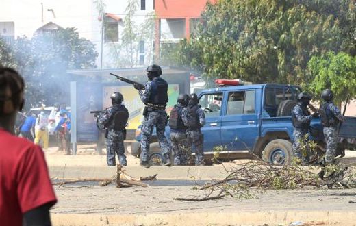 Des policiers repoussent des manifestants lors d’une manifestation à Dakar, le 16 mars 2023 SEYLLOU - AFP
