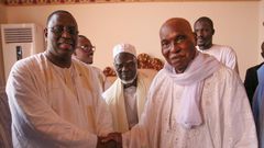 Wade et Macky Sall main dans la main