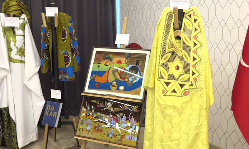 Exposition du grand boubou de Youssou Ndour