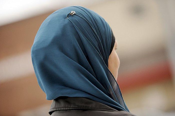 Femme musulmane arrêtée / Illustration