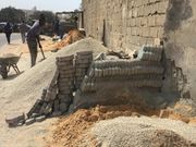 Mor, ouvrier dans la construction de pavage