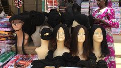 Mère Bineta; vendeuse de perruques au Marché HLM