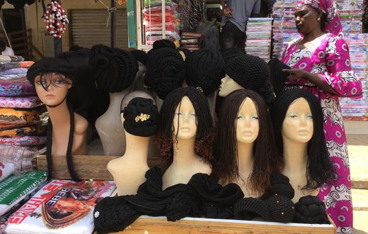Mère Bineta; vendeuse de perruques au Marché HLM