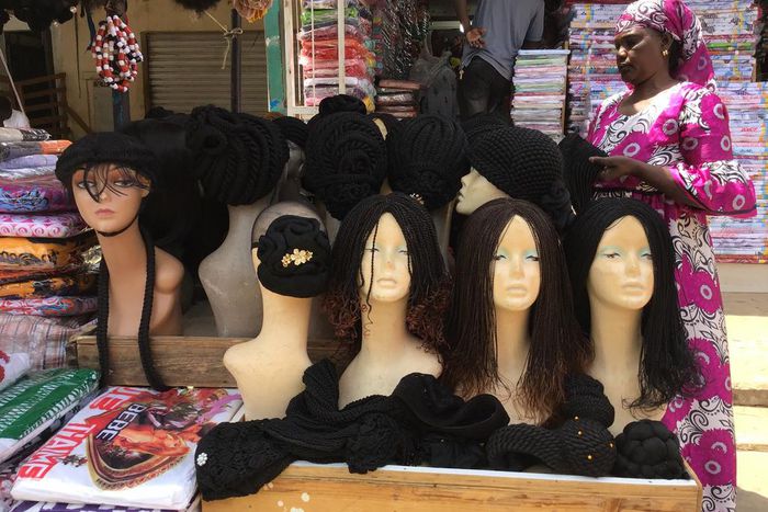 Mère Bineta; vendeuse de perruques au Marché HLM