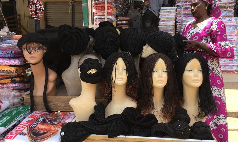 Mère Bineta; vendeuse de perruques au Marché HLM