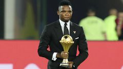 Samuel Eto'o Fils tenant le trophée de la CAN