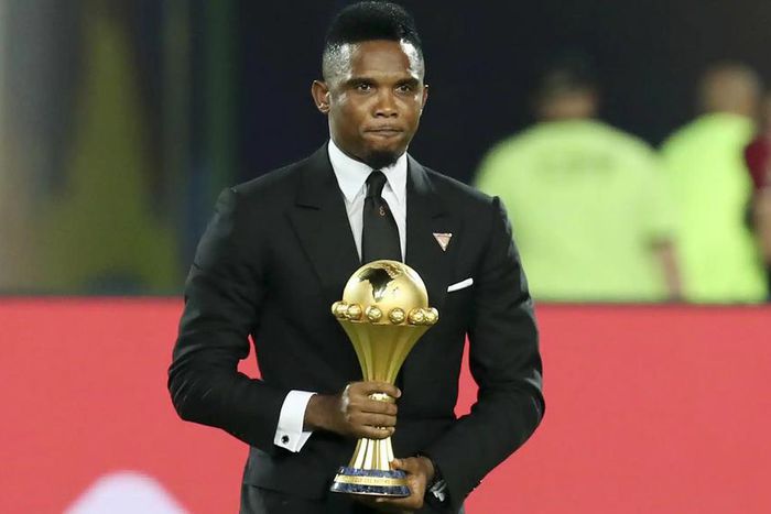 Samuel Eto'o Fils tenant le trophée de la CAN