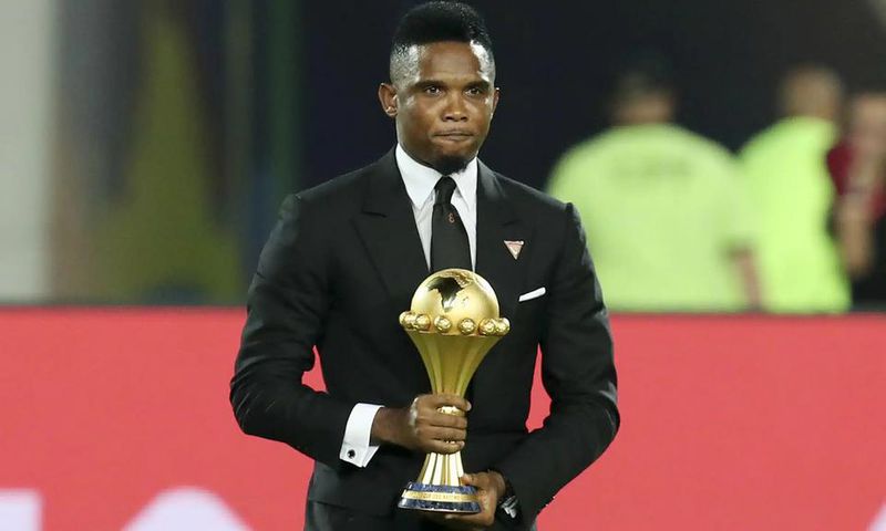 Samuel Eto'o Fils tenant le trophée de la CAN