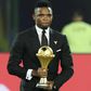 Samuel Eto'o Fils tenant le trophée de la CAN