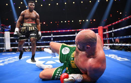 Ngannou met à terre Fury
