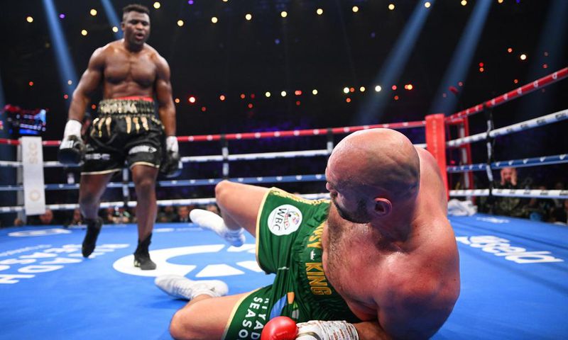 Ngannou met à terre Fury