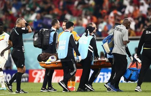 Cheikhou Kouyaté évacué après sa blessure