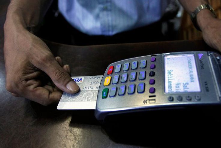 Swiping a credit cardREUTERS/Dinuka Liyanawatte