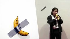 un étudiant mange une banane à 120000 dollars présentée comme une œuvre d'art