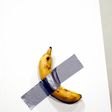un étudiant mange une banane à 120000 dollars présentée comme une œuvre d'art