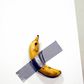 un étudiant mange une banane à 120000 dollars présentée comme une œuvre d'art