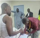 Ousmane Sonko ausculté par son médecin traitant au tribunal de Dakar, le 16 mars 2023.