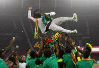Les joueurs sénégalais lancent l'entraîneur sénégalais Aliou Cissé dans les airs pour célébrer après la victoire lors du match final de la finale de la Coupe d'Afrique des Nations 2021 entre le Sénégal et l'Égypte qui s'est tenu au stade Olembe à Yaoundé, Cameroun, le 06 février 2022 © Alain Guy Suffo/BackpagePix