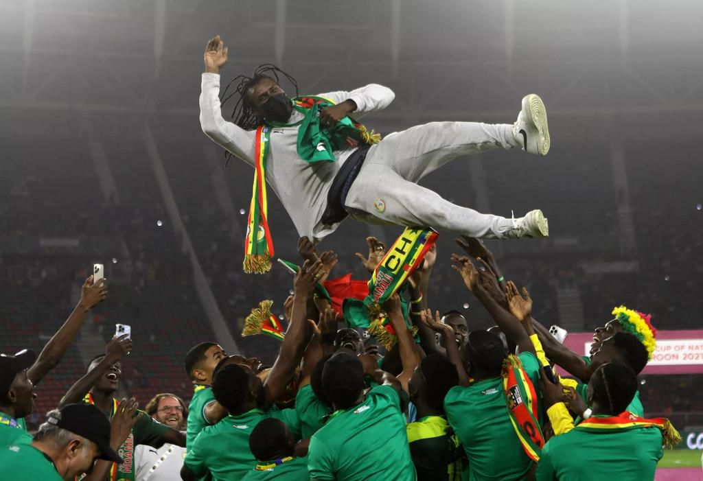Les joueurs sénégalais lancent l'entraîneur sénégalais Aliou Cissé dans les airs pour célébrer après la victoire lors du match final de la finale de la Coupe d'Afrique des Nations 2021 entre le Sénégal et l'Égypte qui s'est tenu au stade Olembe à Yaoundé, Cameroun, le 06 février 2022 © Alain Guy Suffo/BackpagePix