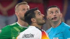 L-arbitre-du-match-Allemagne-Danemark-Michael-Oliver-Ilkay-Guendogan-et-Kasper-Schmeichel-regardent-le-toit-du-stade-de-Dortmund-1894490