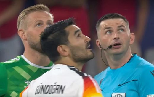 L-arbitre-du-match-Allemagne-Danemark-Michael-Oliver-Ilkay-Guendogan-et-Kasper-Schmeichel-regardent-le-toit-du-stade-de-Dortmund-1894490