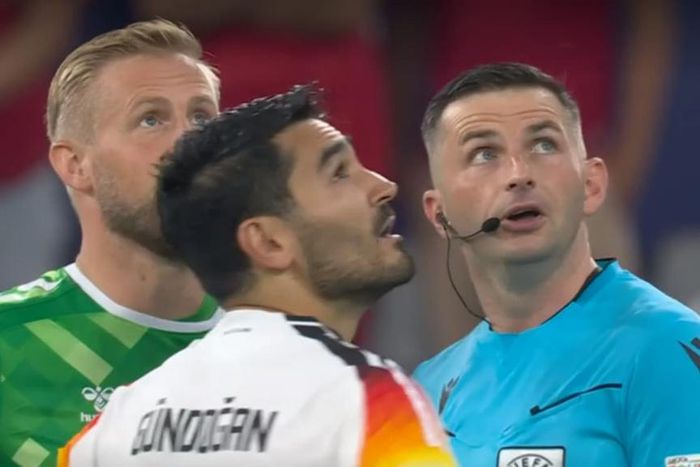 L-arbitre-du-match-Allemagne-Danemark-Michael-Oliver-Ilkay-Guendogan-et-Kasper-Schmeichel-regardent-le-toit-du-stade-de-Dortmund-1894490