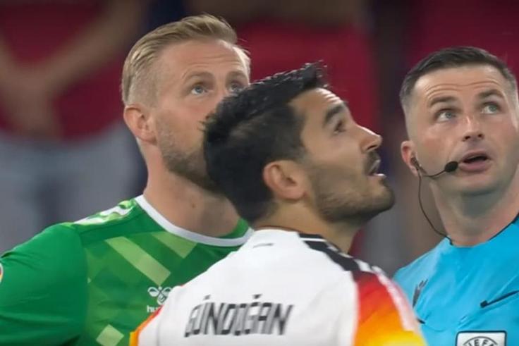 L-arbitre-du-match-Allemagne-Danemark-Michael-Oliver-Ilkay-Guendogan-et-Kasper-Schmeichel-regardent-le-toit-du-stade-de-Dortmund-1894490