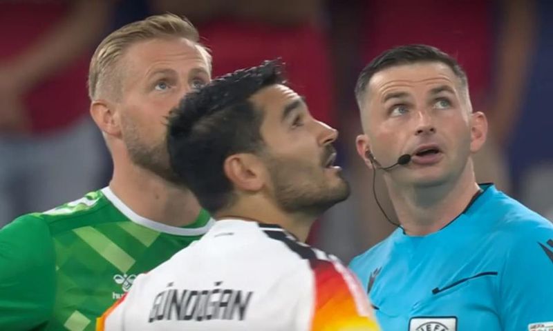 L-arbitre-du-match-Allemagne-Danemark-Michael-Oliver-Ilkay-Guendogan-et-Kasper-Schmeichel-regardent-le-toit-du-stade-de-Dortmund-1894490