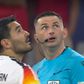 L-arbitre-du-match-Allemagne-Danemark-Michael-Oliver-Ilkay-Guendogan-et-Kasper-Schmeichel-regardent-le-toit-du-stade-de-Dortmund-1894490