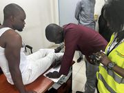 Ousmane Sonko consulté par un médecin suite à un malaise lors de son procès au Tribunal de Dakar, le vendredi 16 mars 2023.