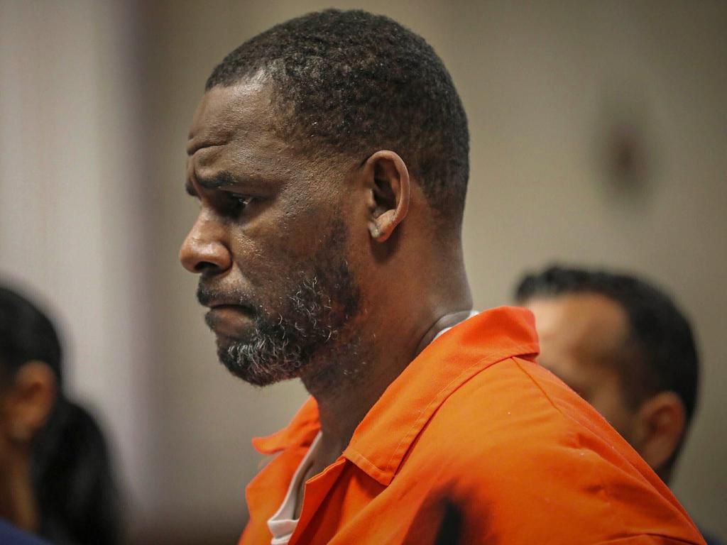 Dans cette photo d'archive du 17 septembre 2019, R. Kelly apparaît lors d'une audience au palais de justice pénal de Leighton à Chicago.