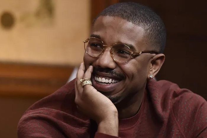 Célèbre acteur, Michael B. Jordan a un sourire aguicheur, des yeux brun foncé et un physique attrayant fait craquer ses fans à chaque apparition. Le « magazine people » l’a élu homme le plus sexy de l’année en 2020.